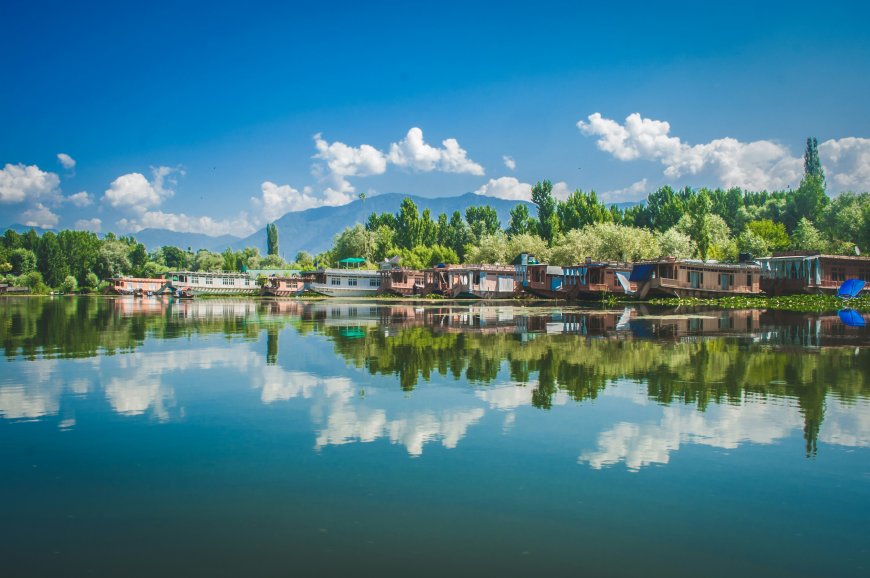 A Journey Through Kashmir’s Beauty: Top Valleys, Lakes & Hill Stations to Visit